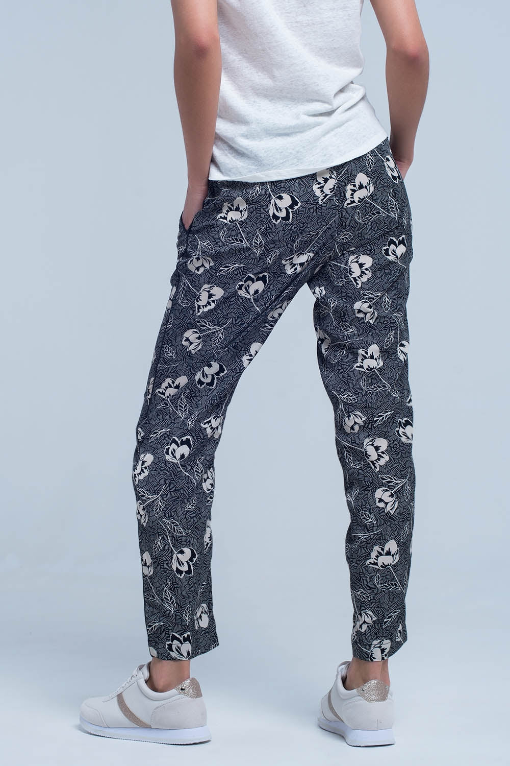 Pantalones negros con estampado floral