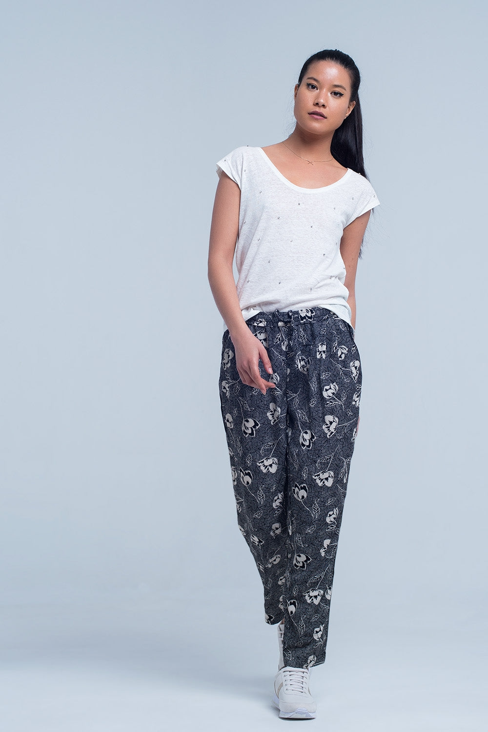 Pantalones negros con estampado floral