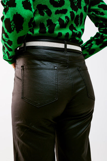 Pantalones negros de pernera ancha de cuero sintético
