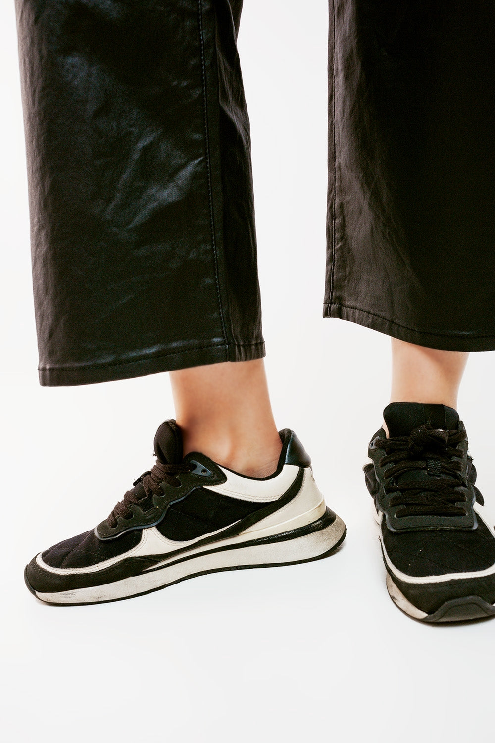 Pantalones negros de pernera ancha de cuero sintético
