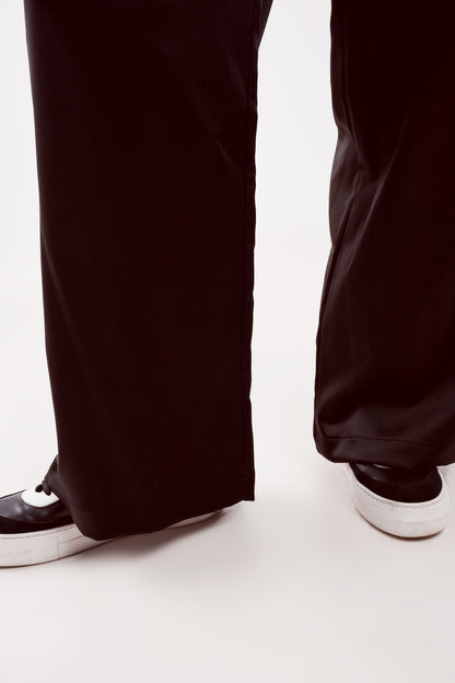 Pantalones negros de pernera ancha de satén