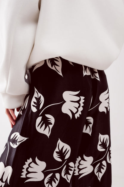 Pantalones negros elásticos de pernera muy ancha