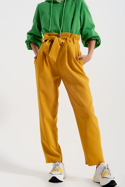 Pantalones paperbag con cinturón y  tiro alto en amarillo