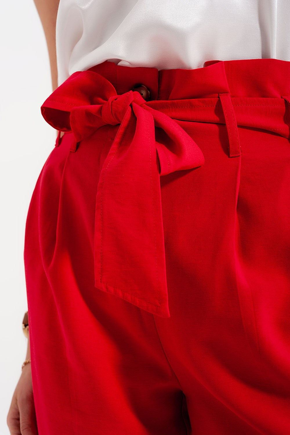 Pantalones paperbag con cinturón y  tiro alto en rojo