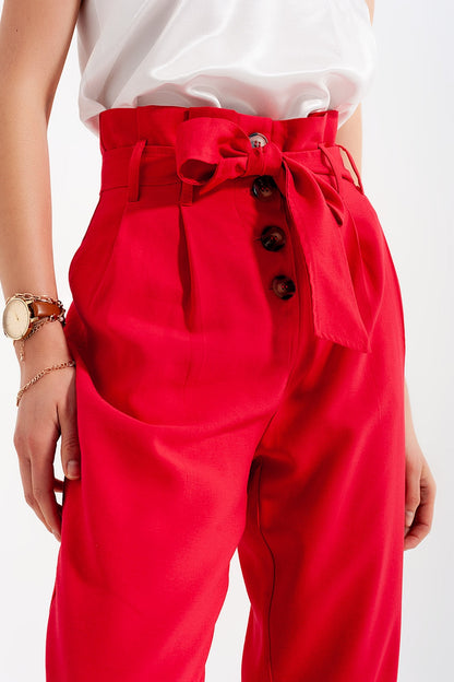 Pantalones paperbag con cinturón y  tiro alto en rojo