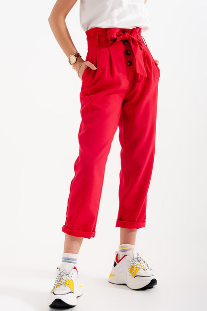 Pantalones paperbag con cinturón y  tiro alto en rojo