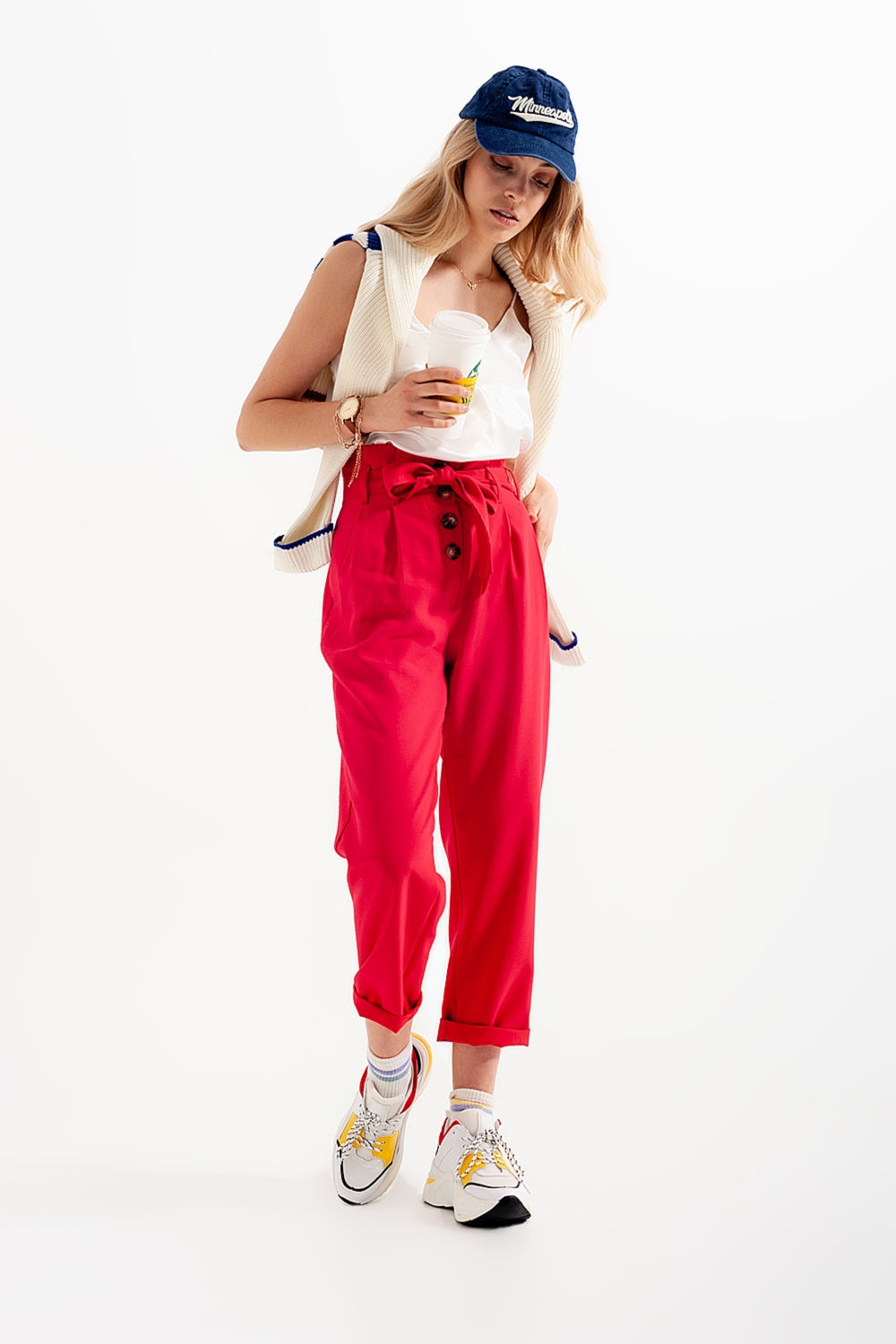 Pantalones paperbag con cinturón y  tiro alto en rojo