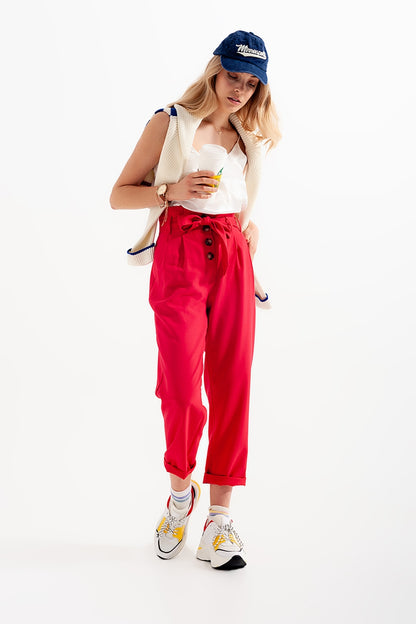 Pantalones paperbag con cinturón y  tiro alto en rojo