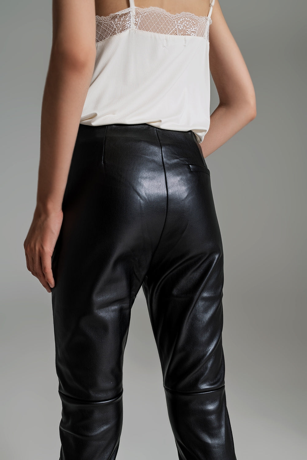 pantalones pitillo negros efecto piel