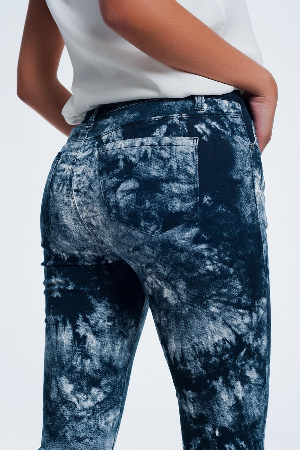 Pantalones pitillo teñidos de azul