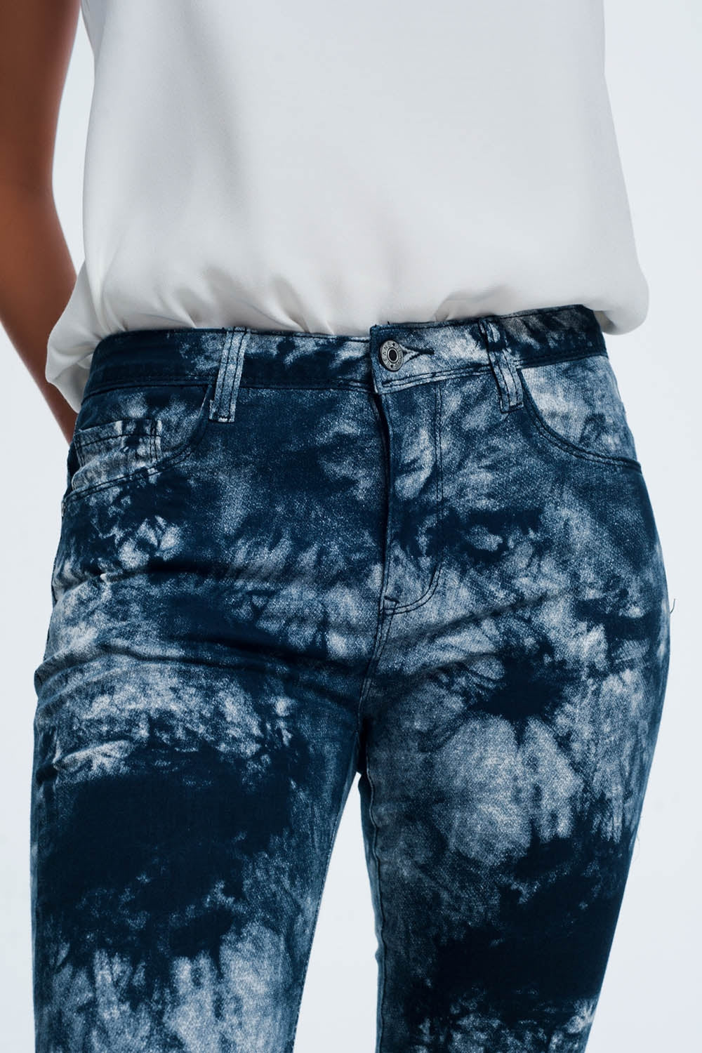 Pantalones pitillo teñidos de azul