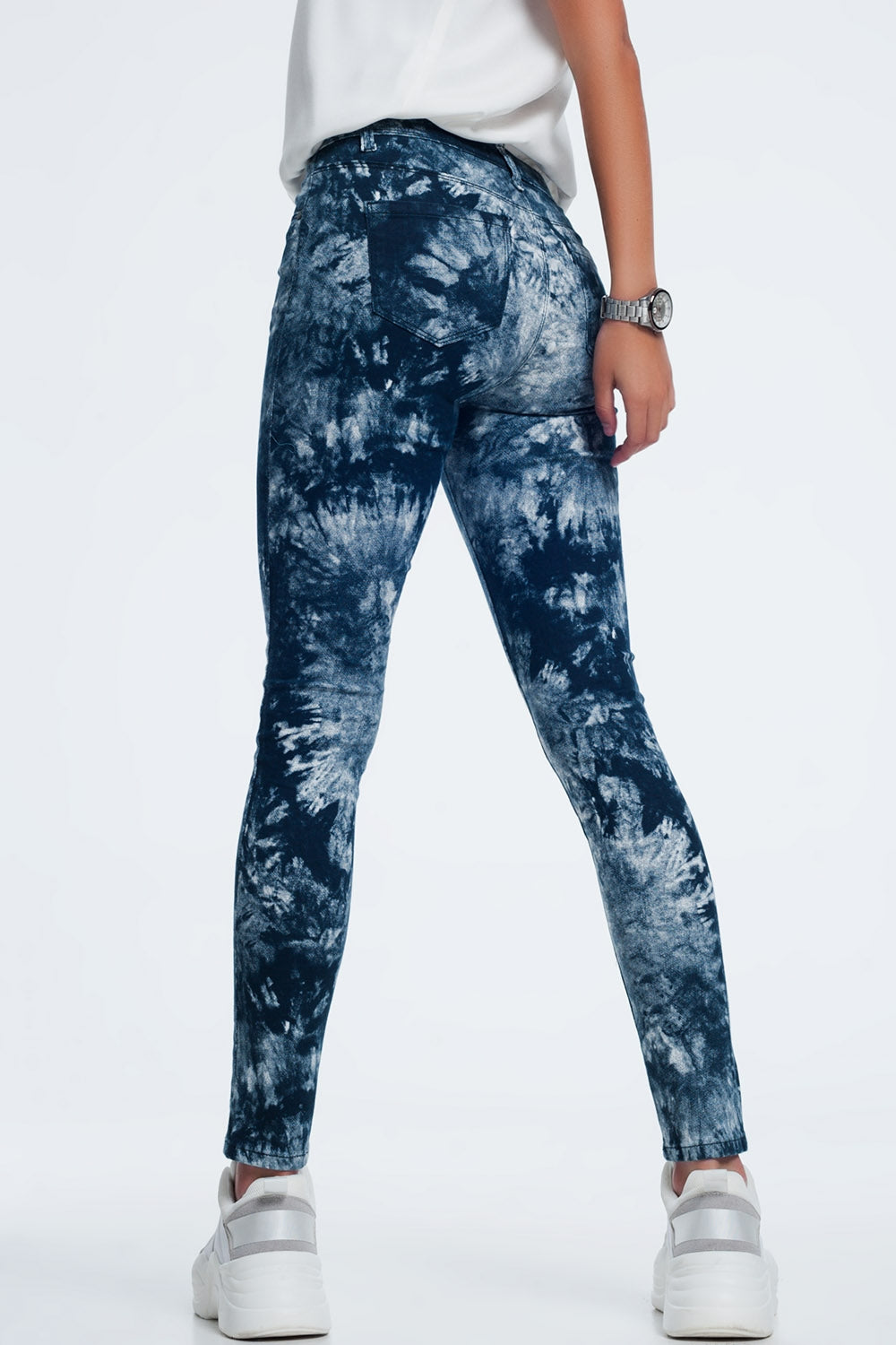 Pantalones pitillo teñidos de azul