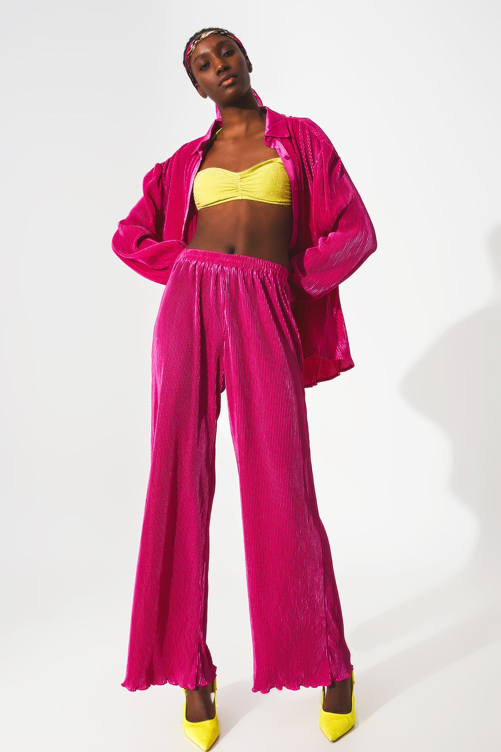 Pantalones plisados de satén fucsia