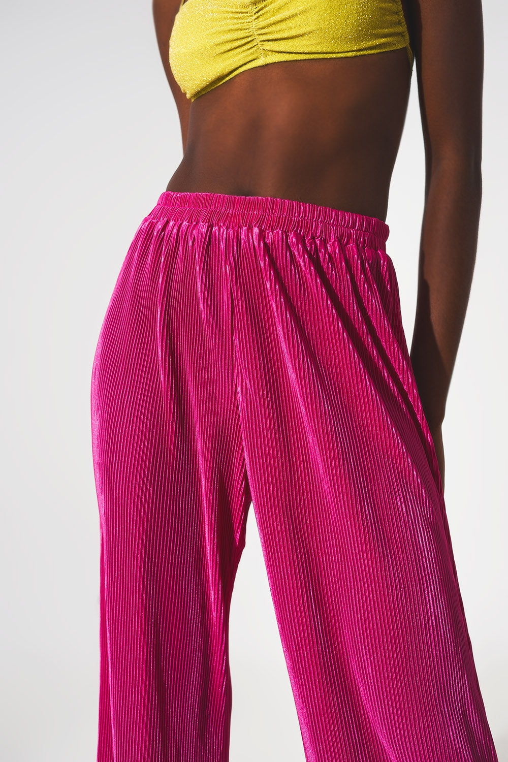 Pantalones plisados de satén fucsia