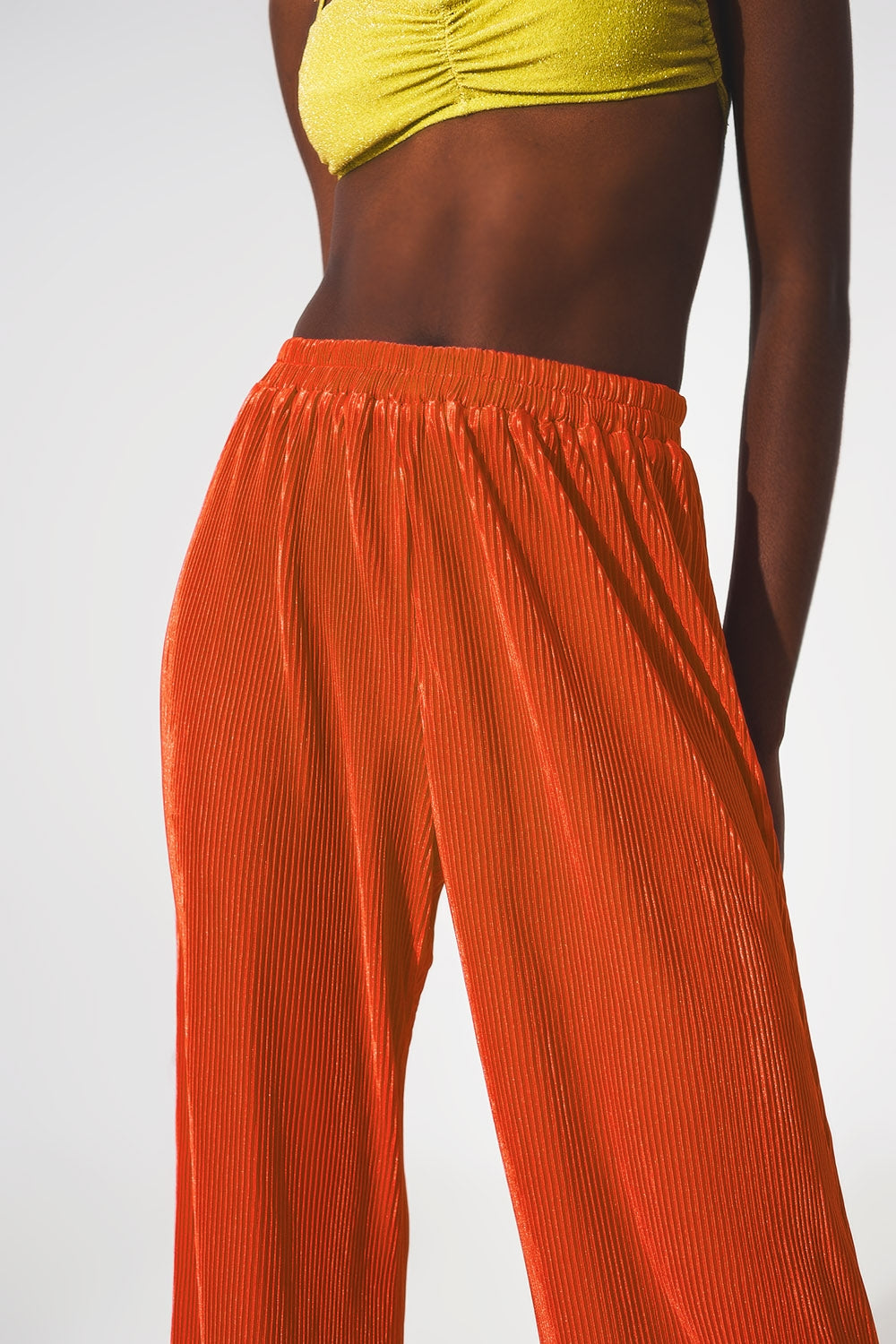 Pantalones plisados de satén naranja