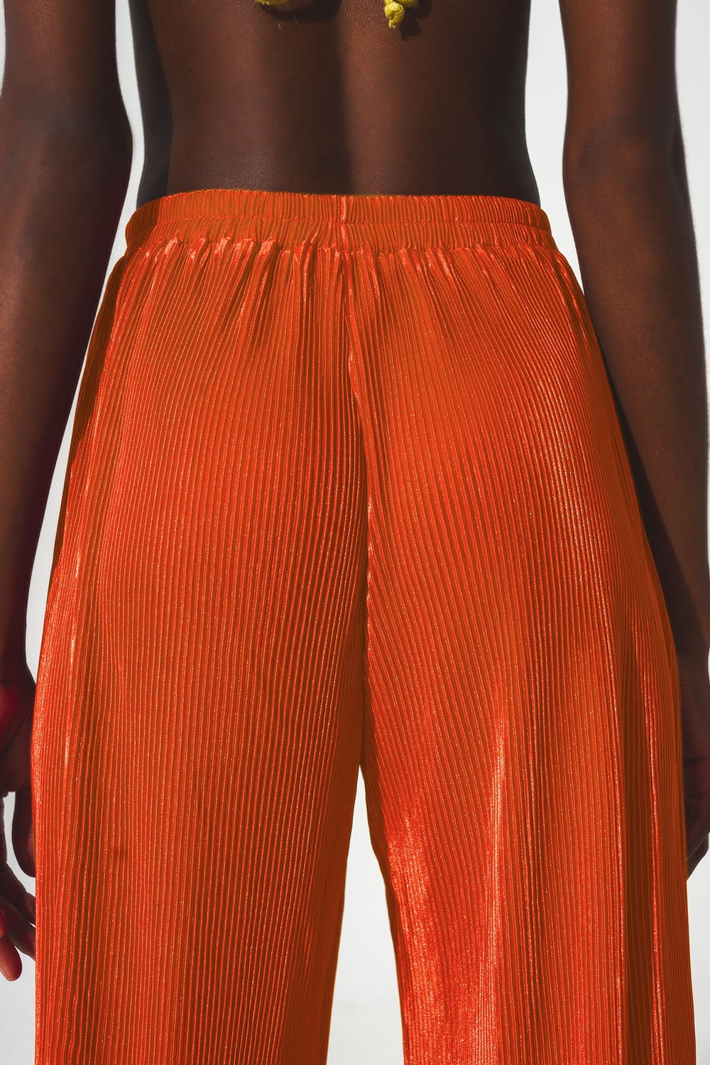 Pantalones plisados de satén naranja
