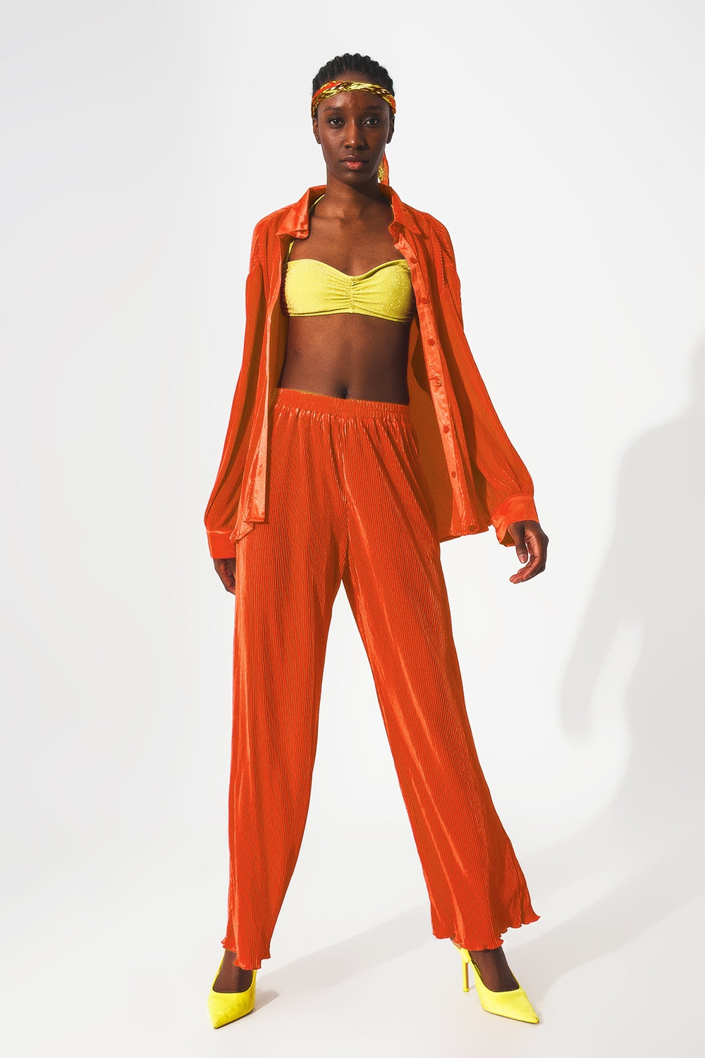 Pantalones plisados de satén naranja