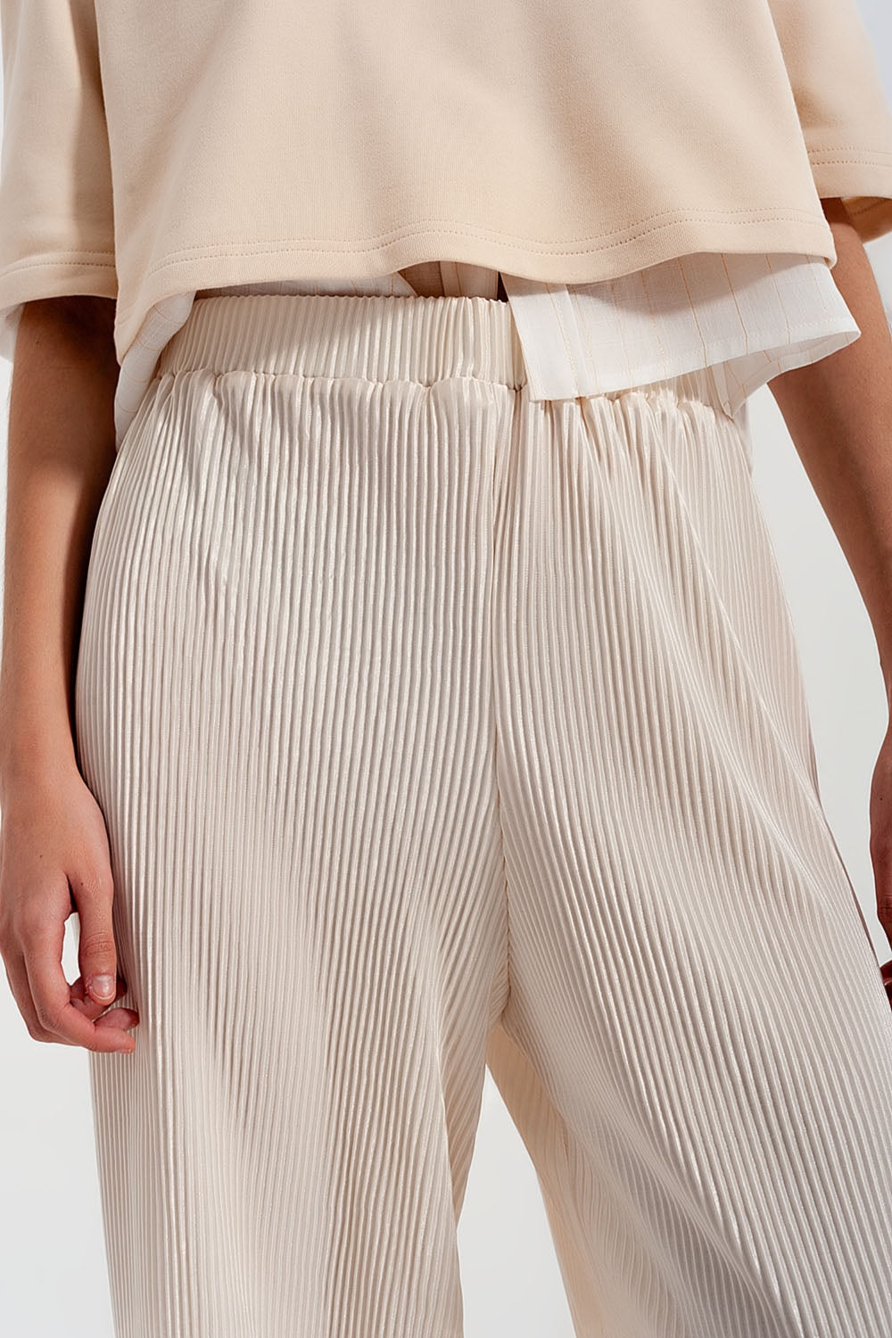 Pantalones plisados estilo culottes en color crema