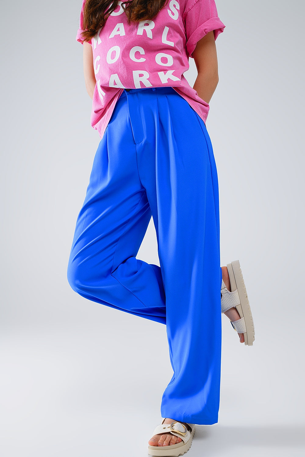 Pantalones rectos con bolsillos laterales y pinzas en azul