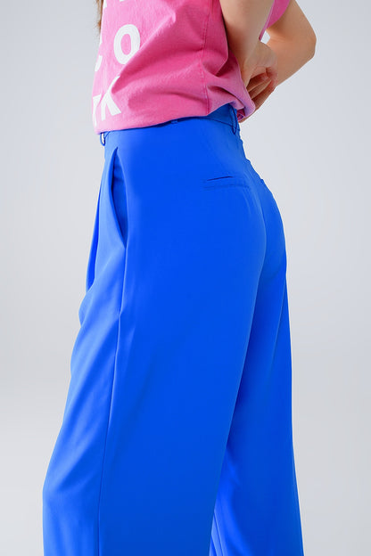 Pantalones rectos con bolsillos laterales y pinzas en azul