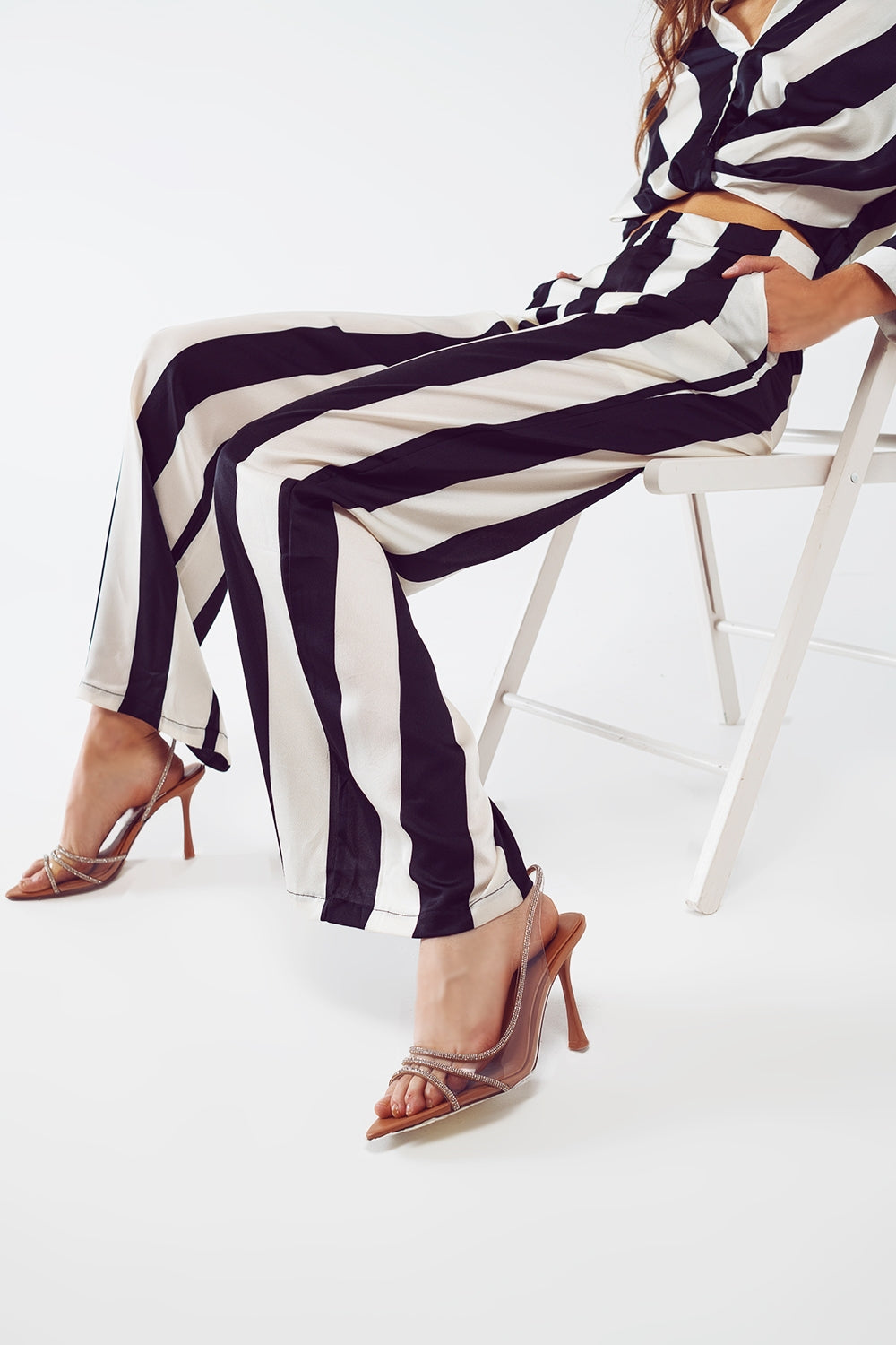 Q2 Pantalones rectos con diseño de rayas y ajuste holgado en blanco y negro.