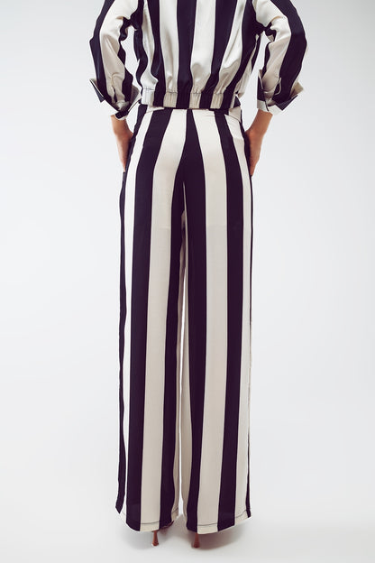 Pantalones rectos con diseño de rayas y ajuste holgado en blanco y negro.