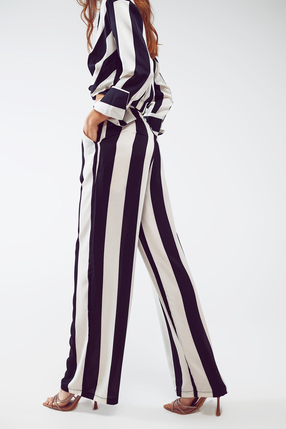 Pantalones rectos con diseño de rayas y ajuste holgado en blanco y negro.