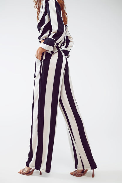 Pantalones rectos con diseño de rayas y ajuste holgado en blanco y negro.