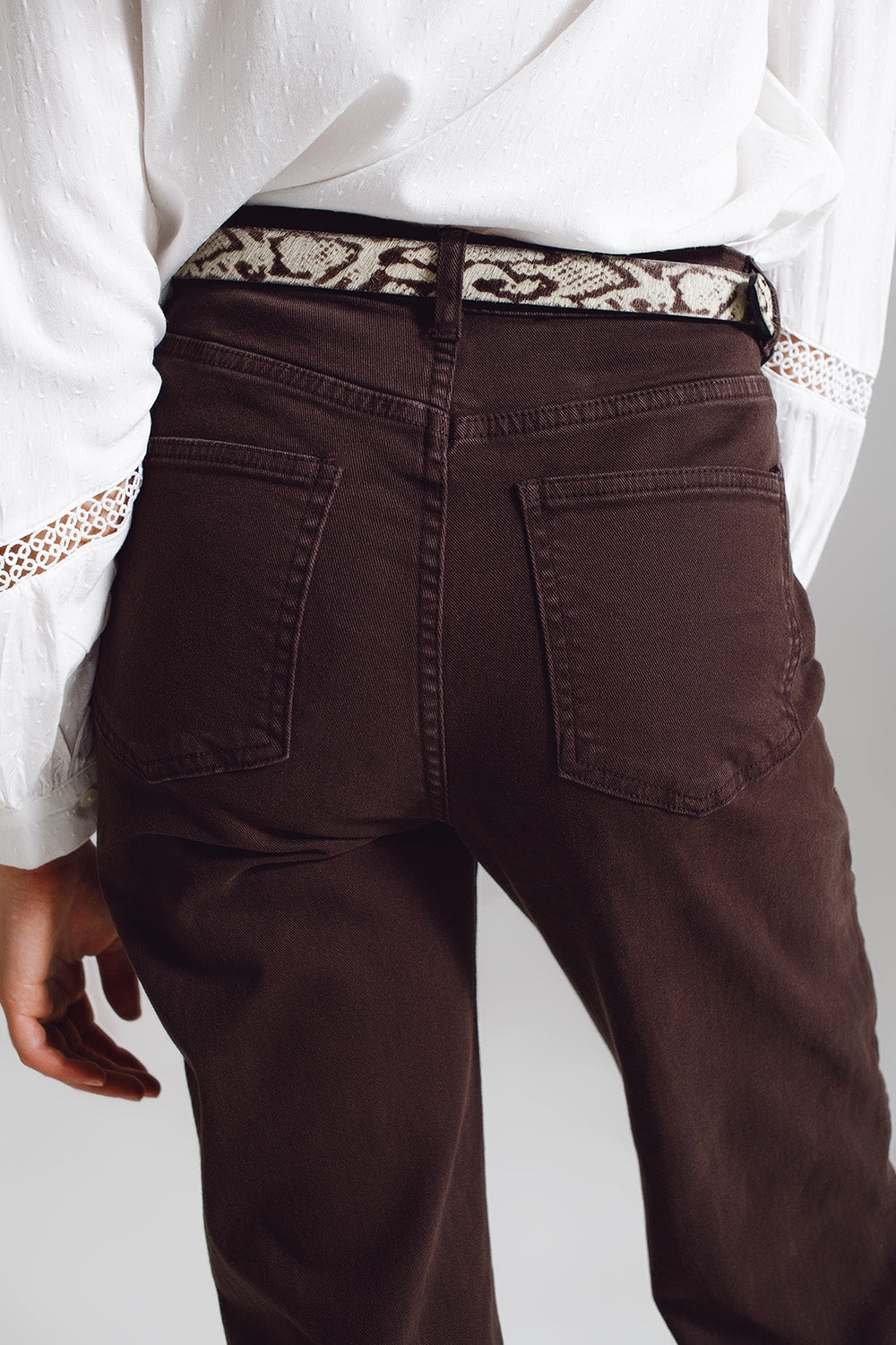 Pantalones rectos con dobladillo corto en marrón