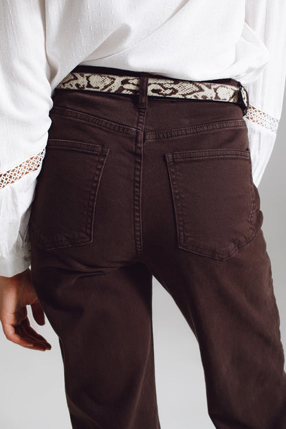 Pantalones rectos con dobladillo corto en marrón