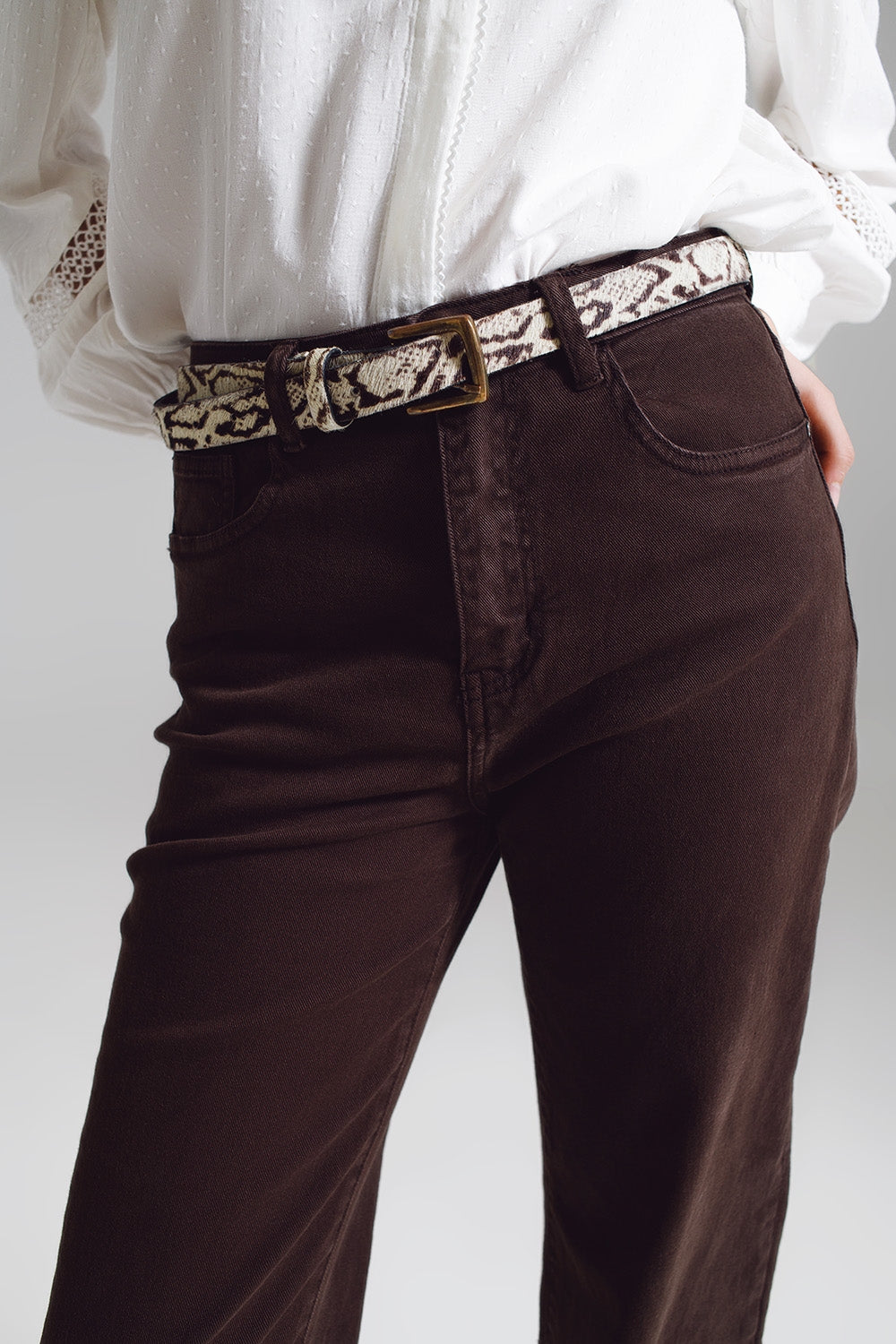 Pantalones rectos con dobladillo corto en marrón