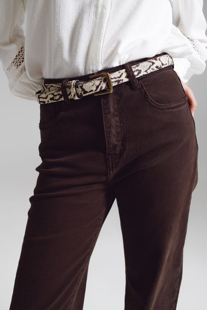 Pantalones rectos con dobladillo corto en marrón