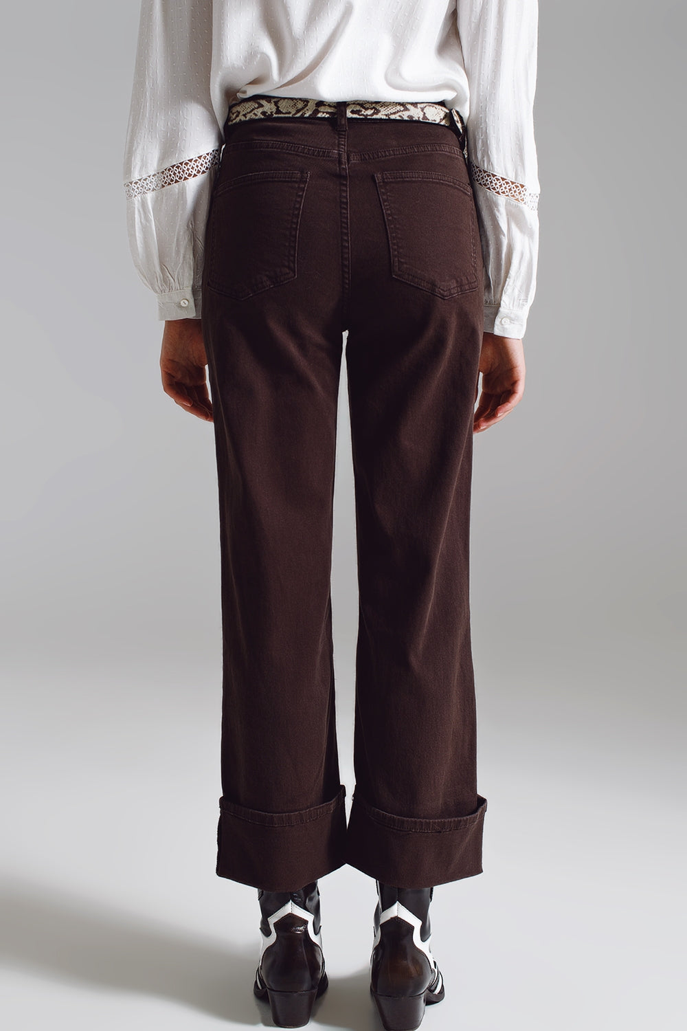 Pantalones rectos con dobladillo corto en marrón