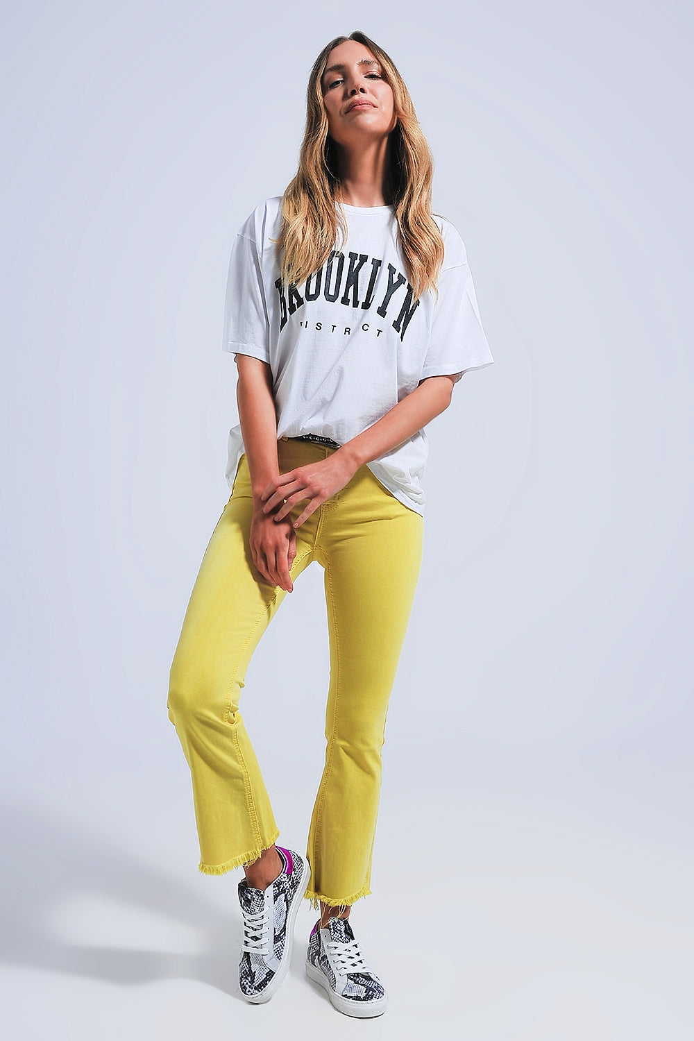 Pantalones rectos en amarillo con tobillos anchos