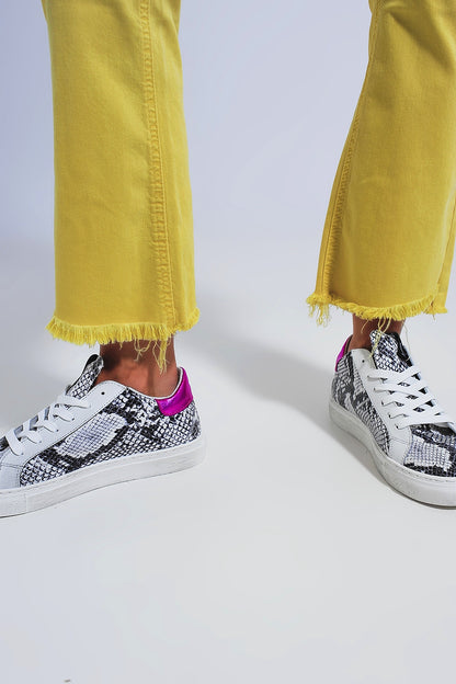 Pantalones rectos en amarillo con tobillos anchos