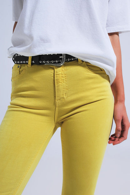 Pantalones rectos en amarillo con tobillos anchos