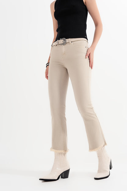 Pantalones rectos en beige con tobillos anchos