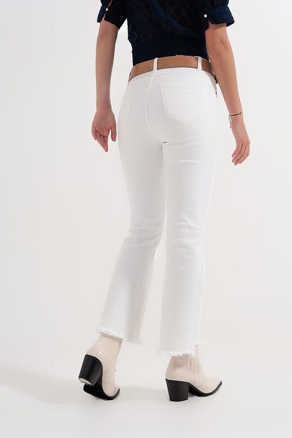 Pantalones rectos en blanco con tobillos anchos