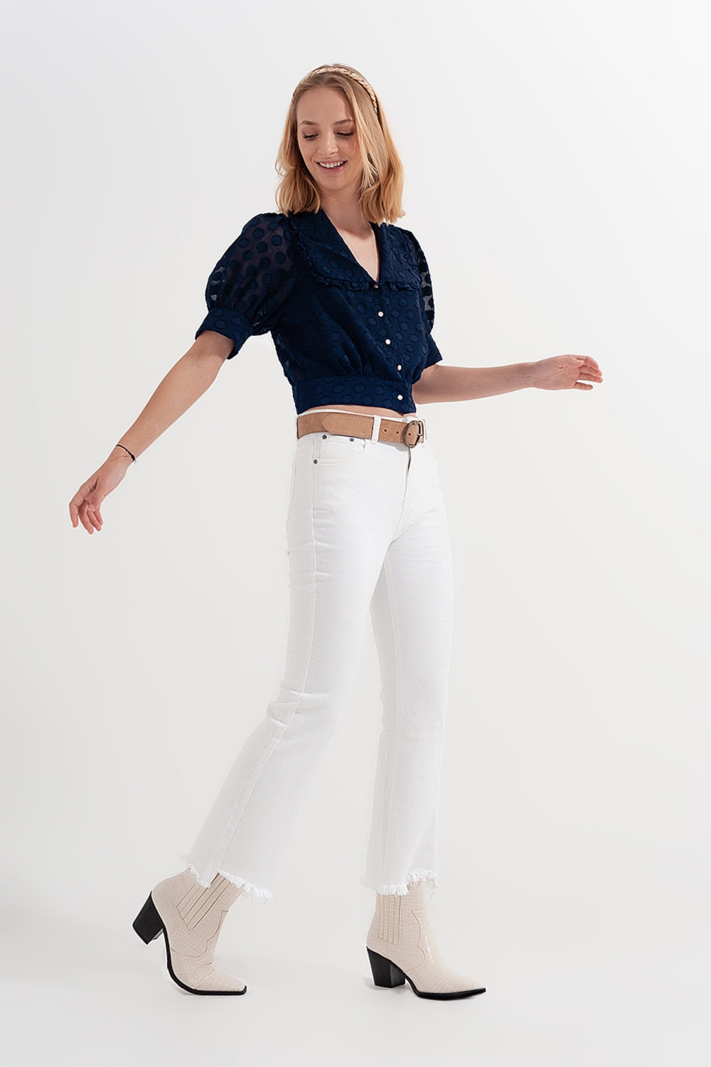 Pantalones rectos en blanco con tobillos anchos