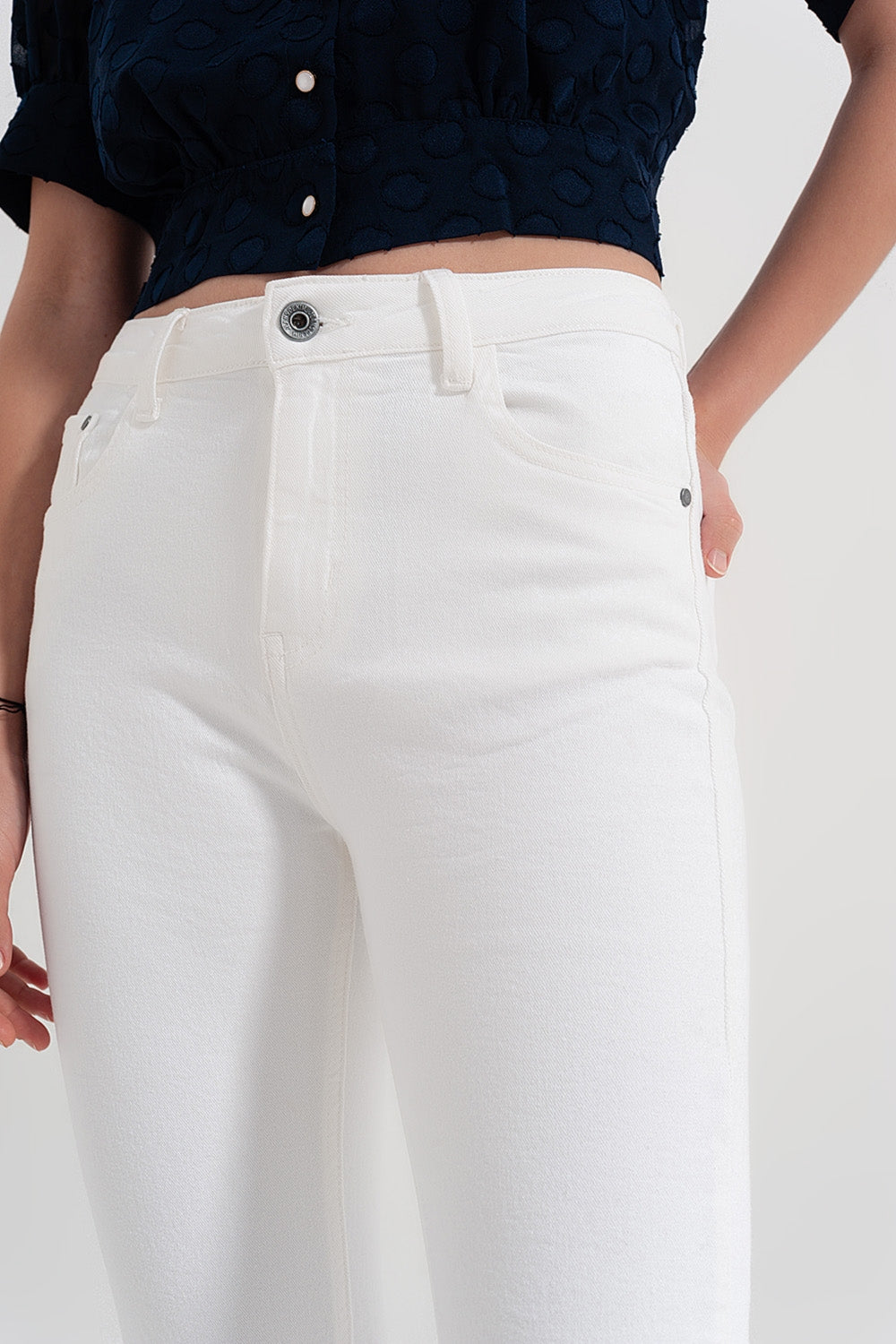 Pantalones rectos en blanco con tobillos anchos