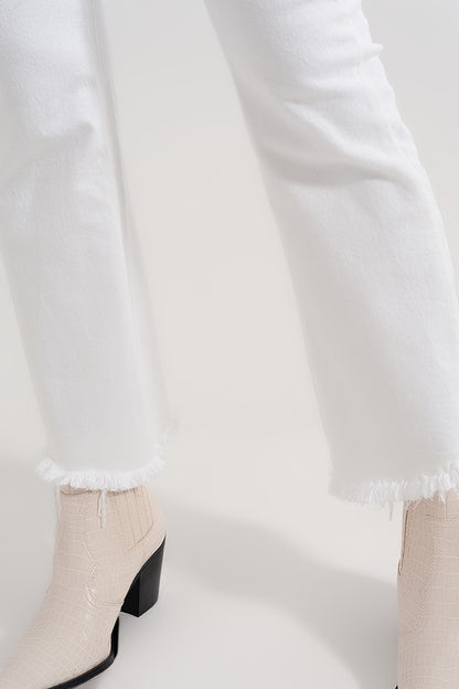 Pantalones rectos en blanco con tobillos anchos