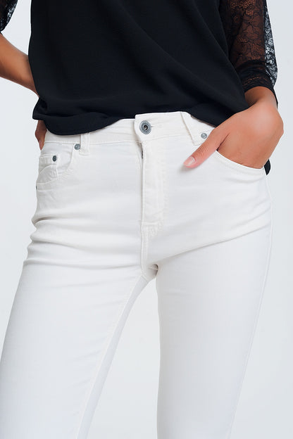 Pantalones rectos en crema con tobillos anchos