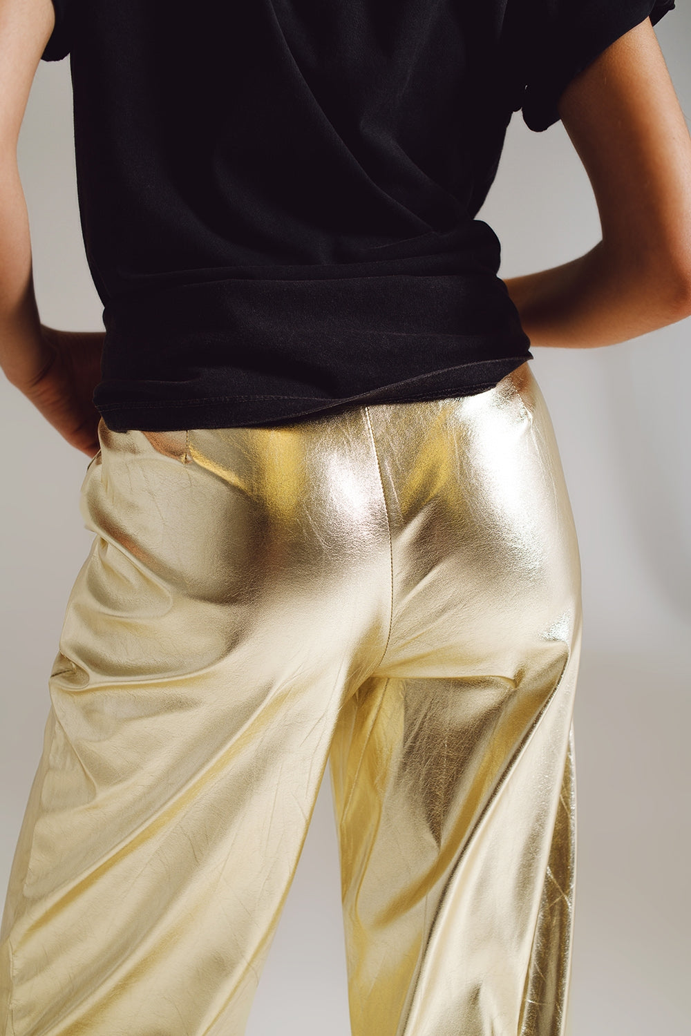 Pantalones rectos metálicos en dorado