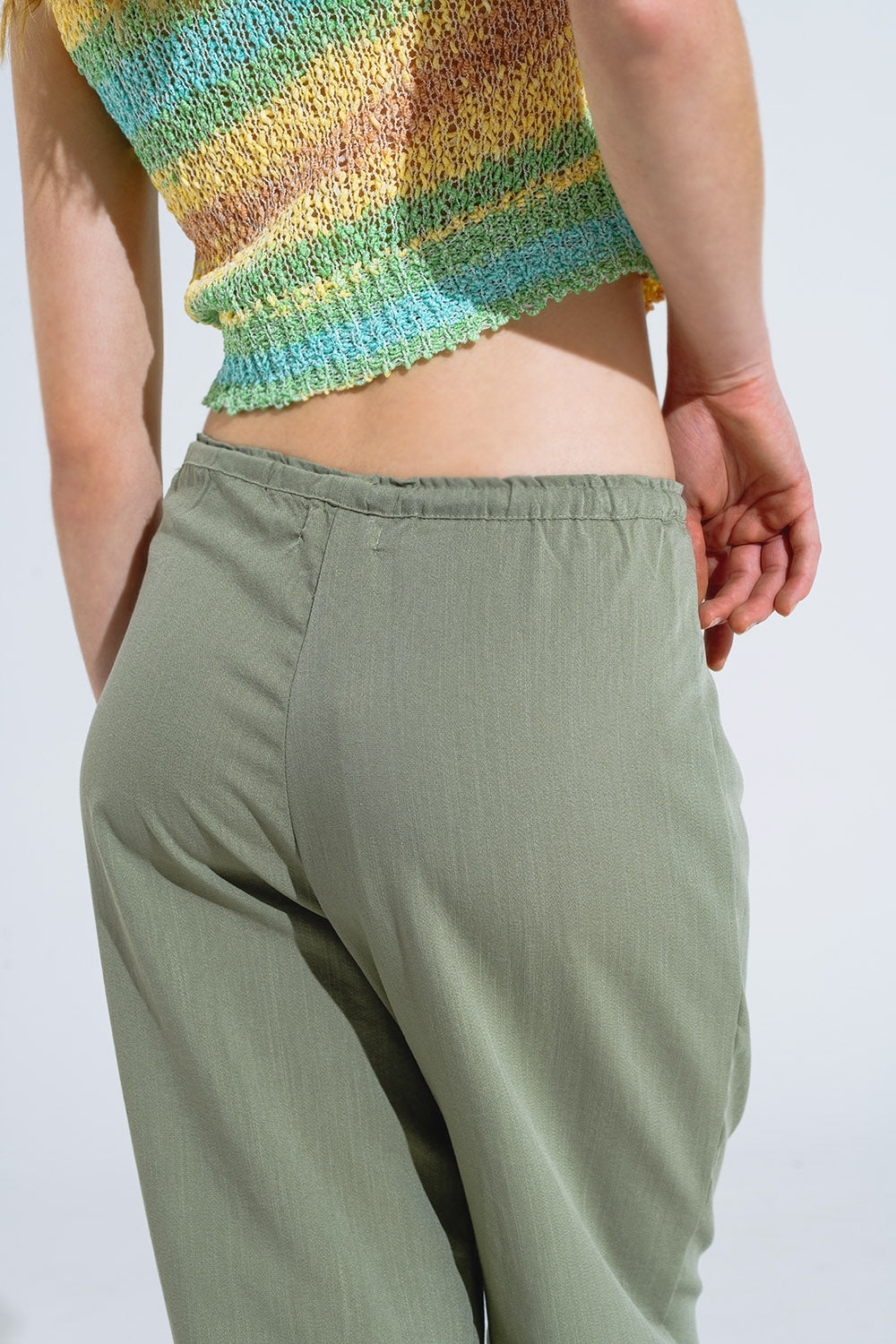 Pantalones relajados verde claro con cierre de cordón y bolsillos laterales