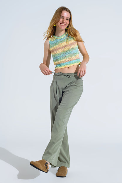 Pantalones relajados verde claro con cierre de cordón y bolsillos laterales
