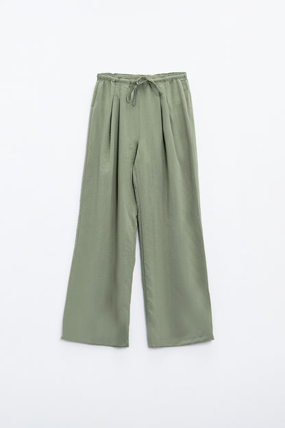 Pantalones relajados verde claro con cierre de cordón y bolsillos laterales
