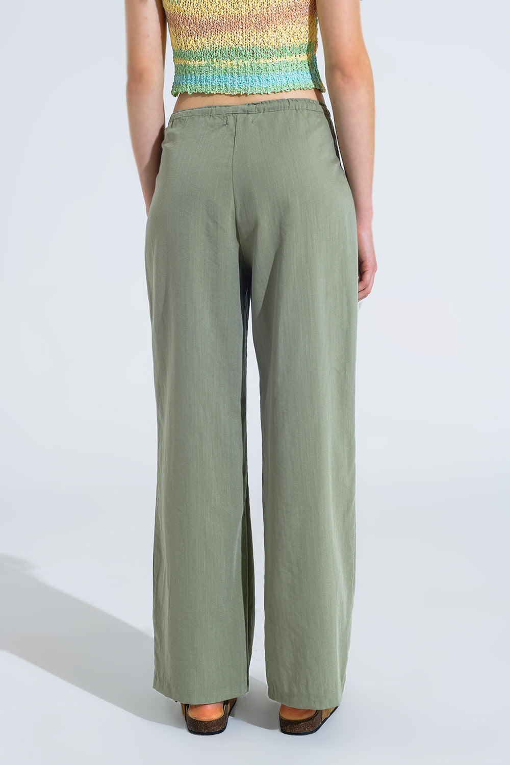 Pantalones relajados verde claro con cierre de cordón y bolsillos laterales