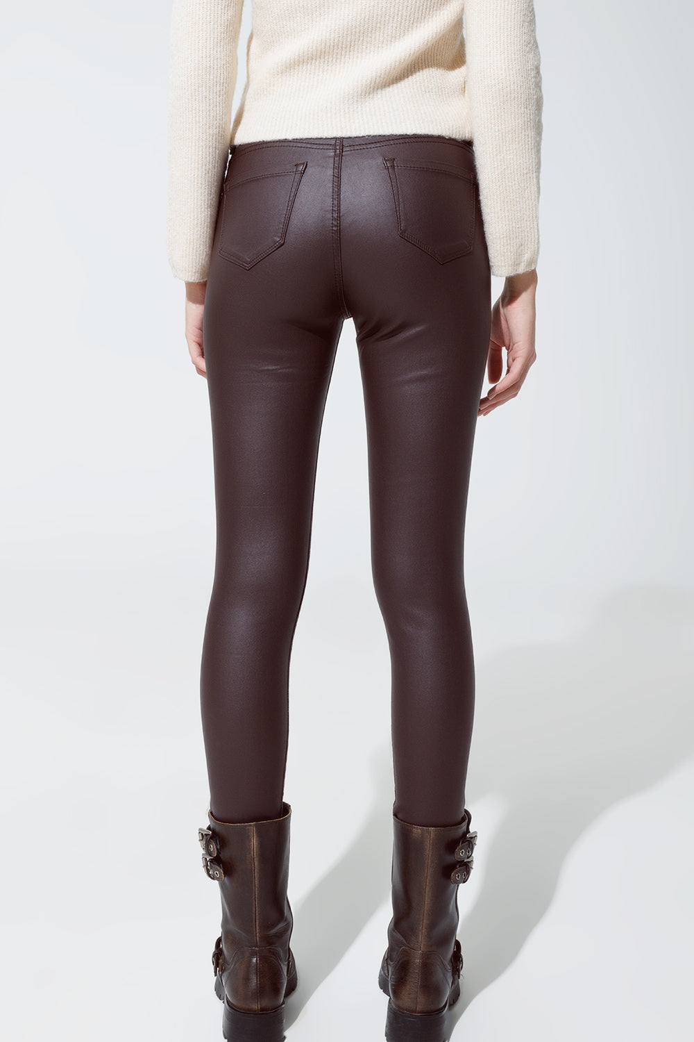 Pantalones super pitillo de efecto polipiel en marrón oscuro
