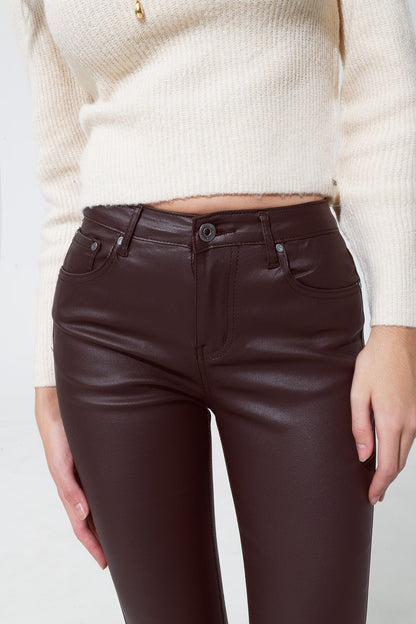 Pantalones super pitillo de efecto polipiel en marrón oscuro