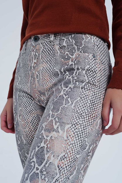 Q2 Pantalones texturizados de efecto serpiente en beige